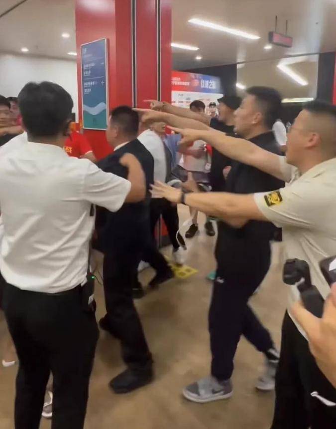 利兹联球迷爆发球场冲突，警方介入(利兹联球迷爆发球场冲突,警方介入了吗)