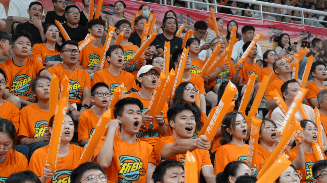 运动员们展现最佳状态，体育比赛集聚巅峰对决